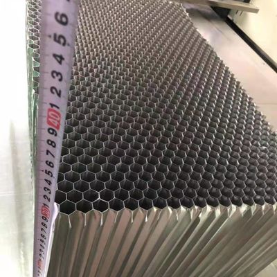 Wysokiej wytrzymałości na ściskanie 10MPa Materiały Aluminiowe z pączków miodnych do badania zapobiegania zderzeniom samochodów