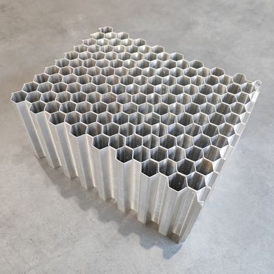 jakość  Two Piece Adhesive Type Aluminum Honeycomb Core Used In Deformable Crash Test Barriers Fabryka