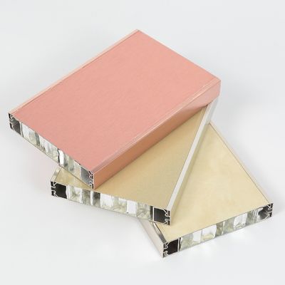 Panel HPL Honeycomb z dostosowanymi częściami osadzonymi