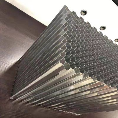Wysokiej wytrzymałości na ściskanie 10MPa Materiały Aluminiowe z pączków miodnych do badania zapobiegania zderzeniom samochodów