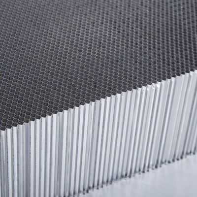 Ultra Mała Długość boku 0,6-2,5 mm 3003 Aluminiowe panele rdzeniowe z pączków miodnych Mikroporowe