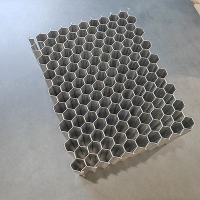 Dwuczęściowy klej aluminiowy z rdzenia pszczół miodnych wykorzystywany w deformowalnych barierach testowych