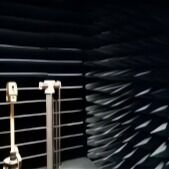 Rdzeń z pączków miodnych, impregnowany absorbującą powłoką, może być używany do osłony pomieszczeń