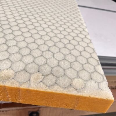 Aluminiowe rdzeń pęcherza miodnego wypełniony materiałem piankowym ma dobrą izolację termiczną