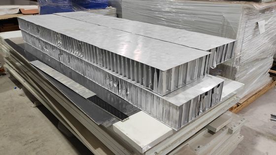 Spawany aluminiowy paneł z pączkami wykorzystywany wewnętrznie w pływającym dachu